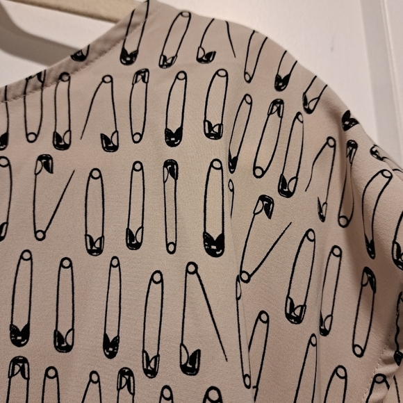 Divided Cute cropped top with  safety pin pattern - Picture 2 of 4